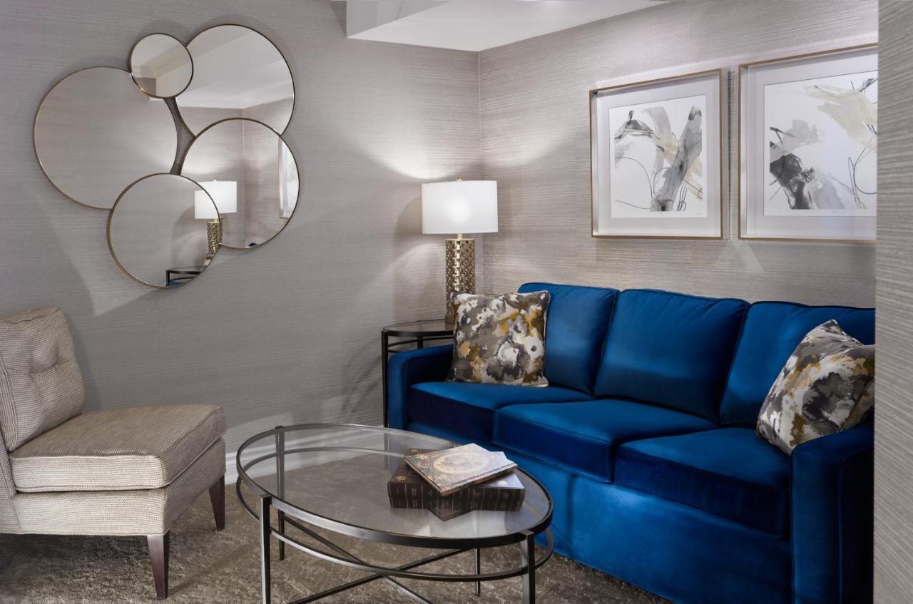 Chateau Vaudreuil Exterior foto A living room with a blue sofa