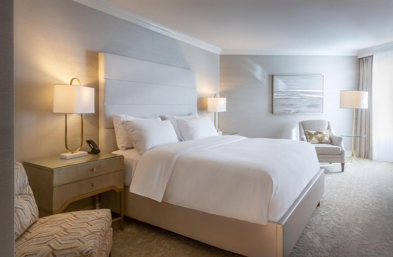 Chateau Vaudreuil Exterior foto A guest room at The Westin Boston Seaport District