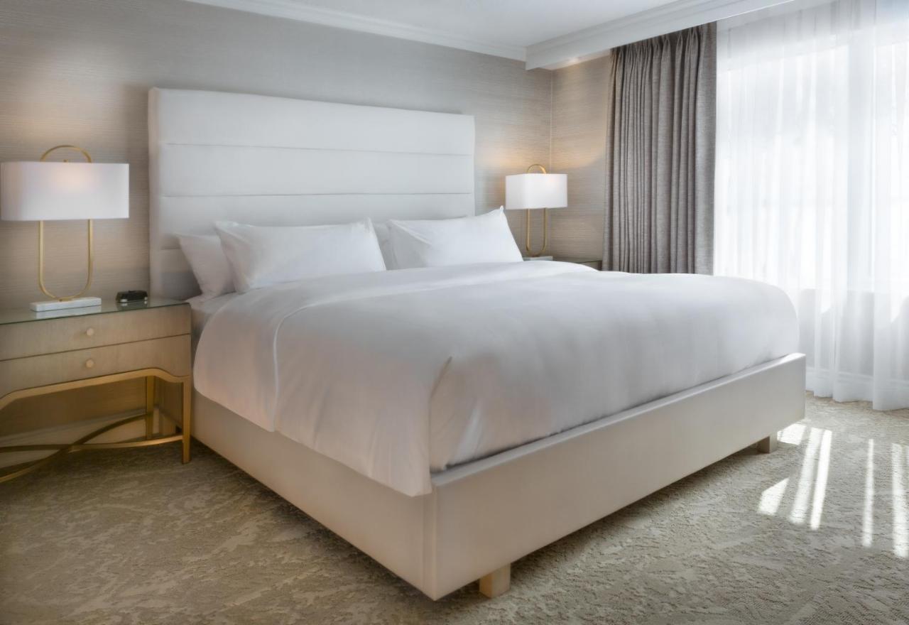 Chateau Vaudreuil Exterior foto A bed