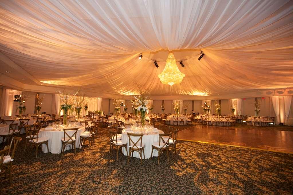 Chateau Vaudreuil Exterior foto The tent at the Ritz-Carlton, Laguna Niguel