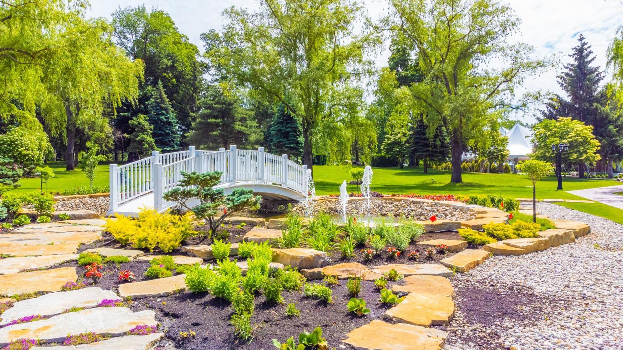 Chateau Vaudreuil Exterior foto The gardens at the center