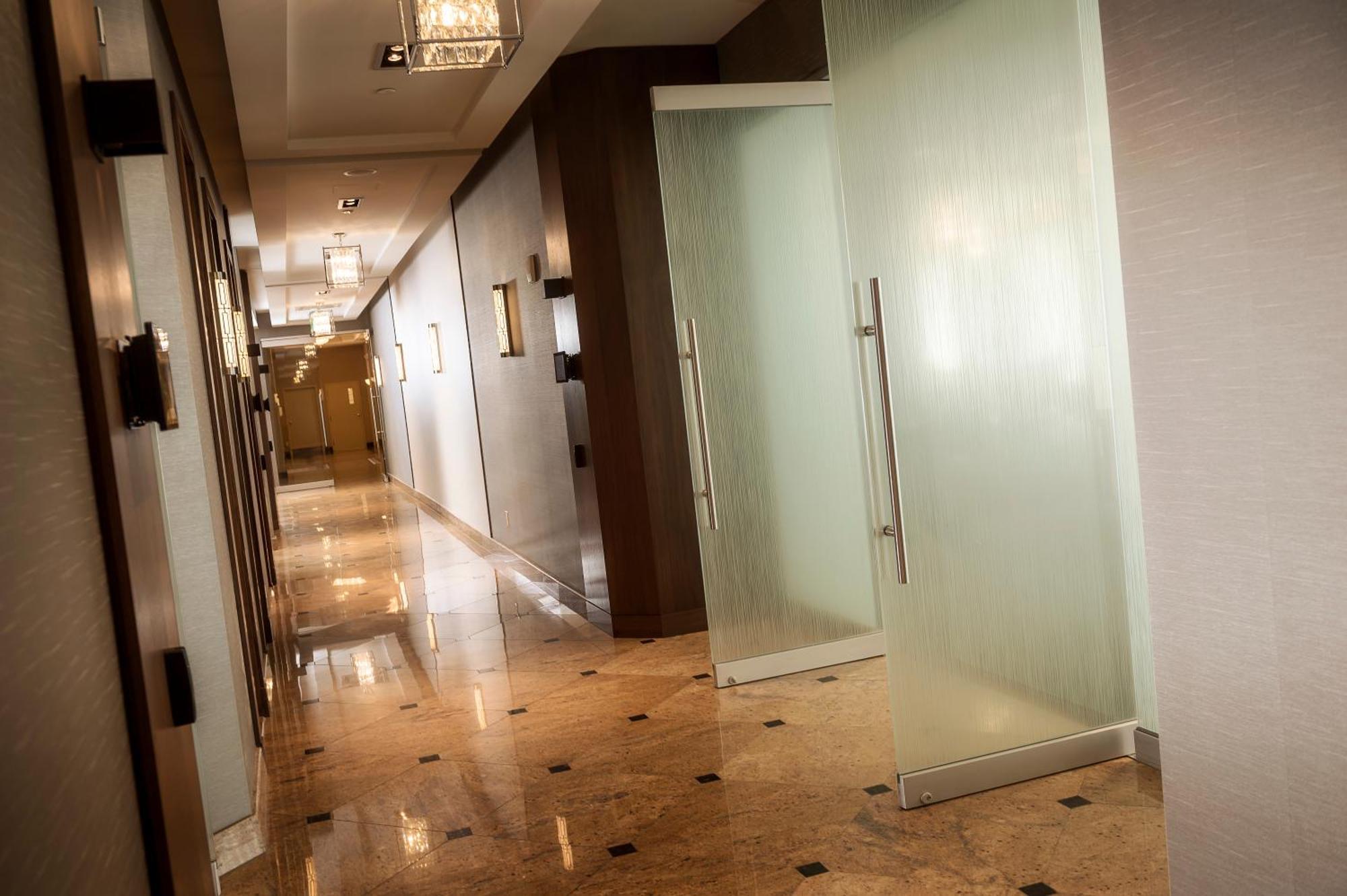 Chateau Vaudreuil Exterior foto A corridor in a hotel