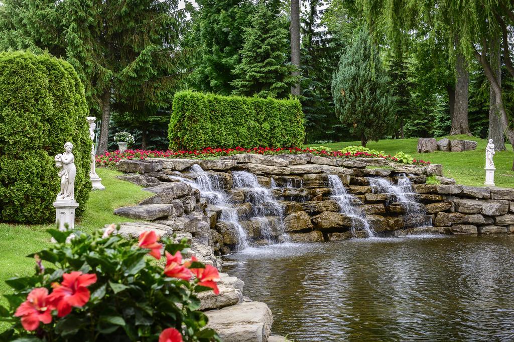 Chateau Vaudreuil Exterior foto The waterfall at the entrance of the gardens