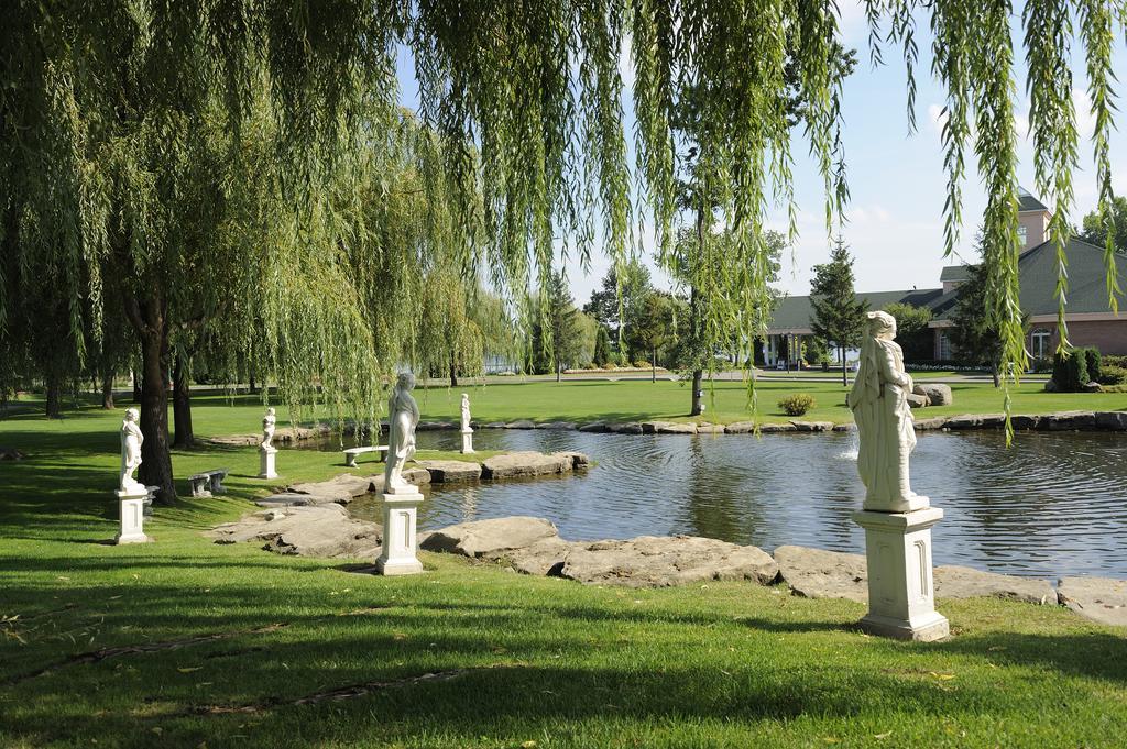 Chateau Vaudreuil Exterior foto The sculpture park