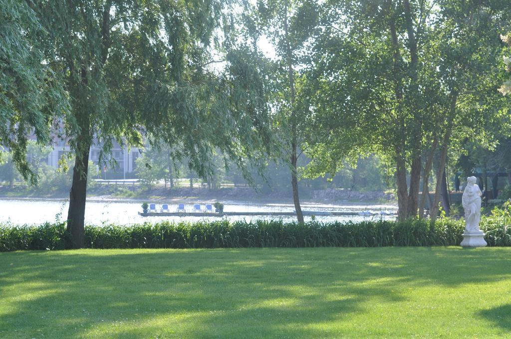 Chateau Vaudreuil Exterior foto The River Thames at the Serpentine Gallery