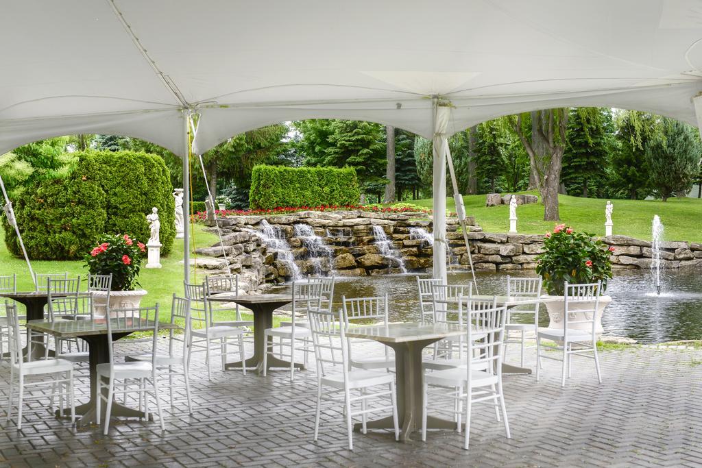 Chateau Vaudreuil Exterior foto The waterfall at the Glenview Mansion